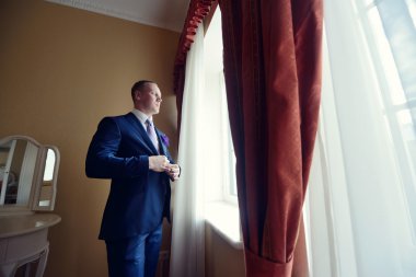 yakışıklı damat giyen takım elbise