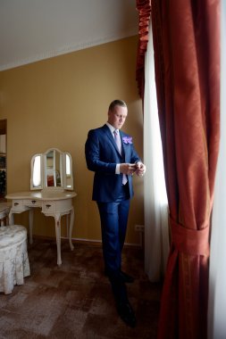 yakışıklı damat giyen takım elbise