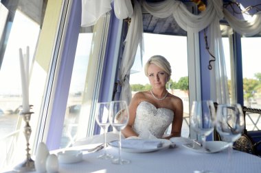 Güzel sarışın gelin saç modeli ile