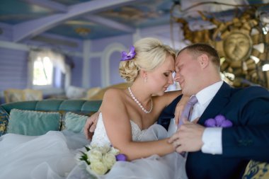 Güzel düğün çifti sarılma