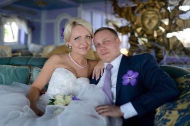 Güzel düğün çifti sarılma