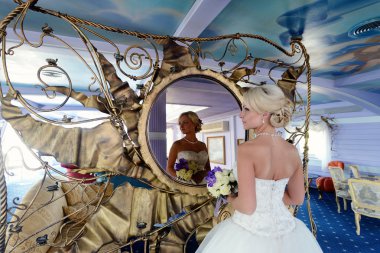 Beyaz gelinlik içinde güzel gelin