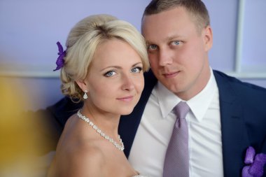 Güzel düğün çifti sarılma