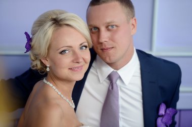 Güzel düğün çifti sarılma