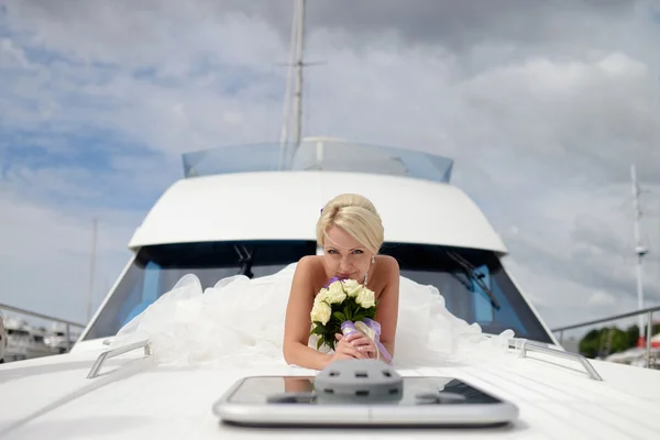 游艇上的漂亮金发新娘 — 图库照片