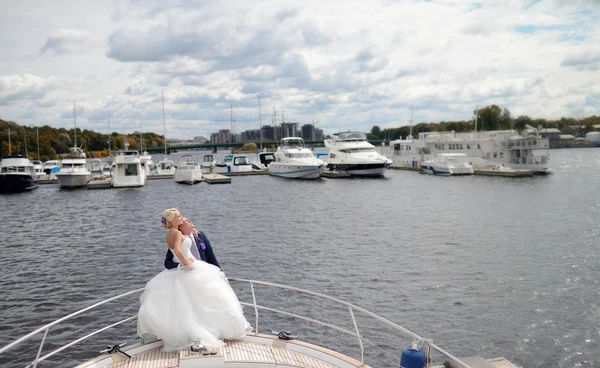 Couple de mariage câlin sur yacht — Photo