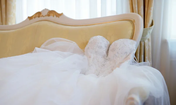 Vestido de noiva branco bonito — Fotografia de Stock