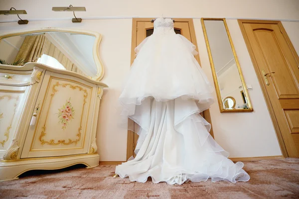 Vestido de noiva branco bonito — Fotografia de Stock