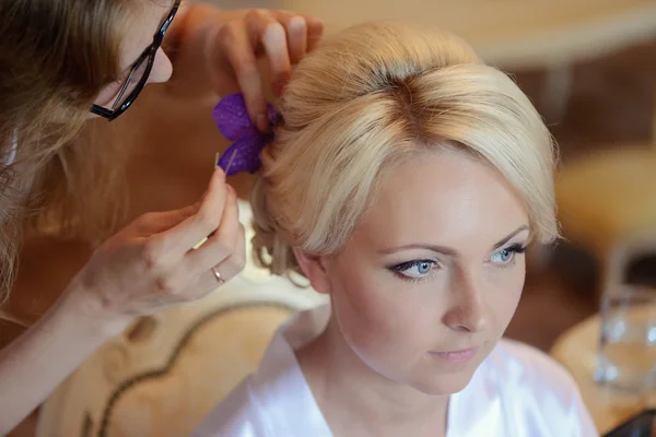 Maquiagem de casamento e penteado para noiva — Fotografia de Stock