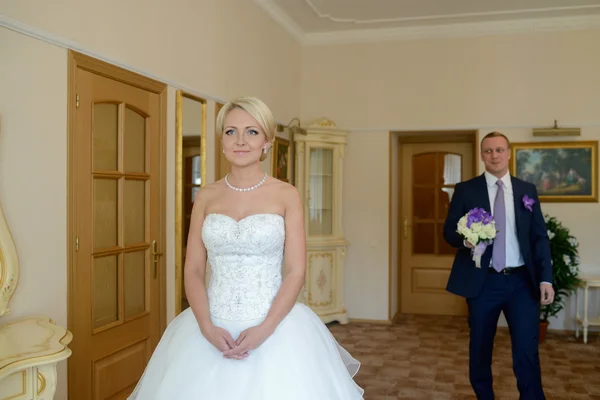 Reunião de casal de casamento de manhã — Fotografia de Stock