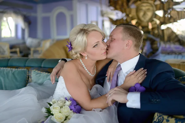 Beautiful Wedding couple hugging — Stock Photo, Image