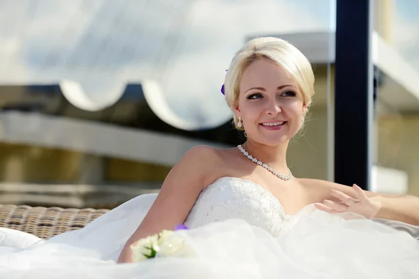 Belle mariée blonde avec coiffure — Photo