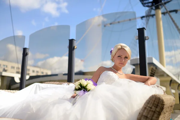 Krásná blondýna nevěsta s účes — Stock fotografie
