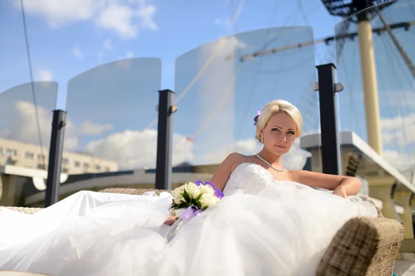 Belle mariée blonde avec coiffure — Photo