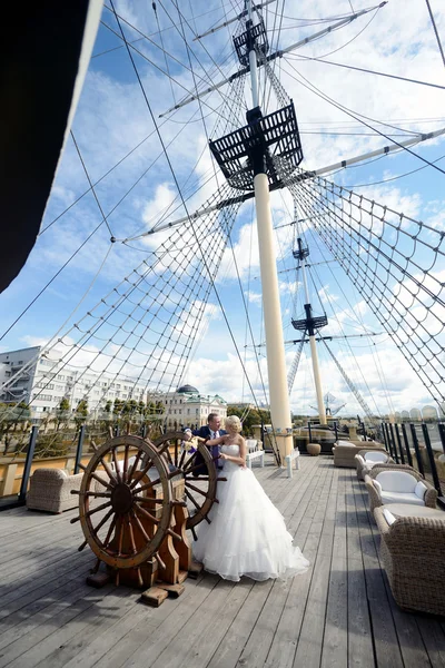 Casamento casal abraçando no iate — Fotografia de Stock