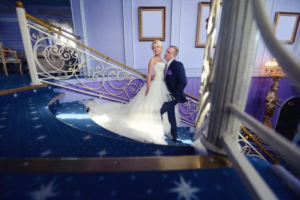 Hochzeitspaar umarmt sich im eleganten Interieur — Stockfoto