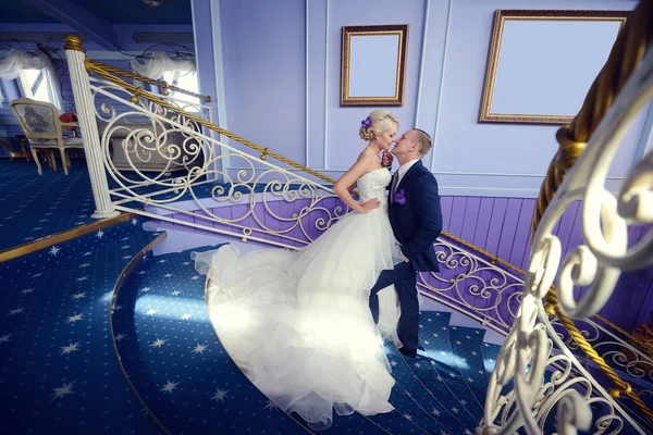 Hochzeitspaar umarmt sich im eleganten Interieur — Stockfoto
