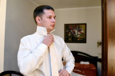 yakışıklı damat giyen takım elbise