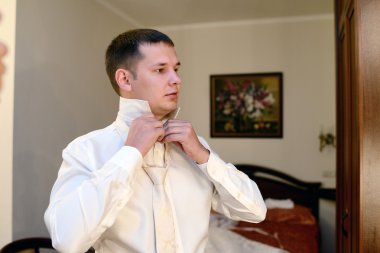 yakışıklı damat giyen takım elbise