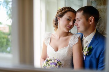 Güzel düğün çifti sarılma