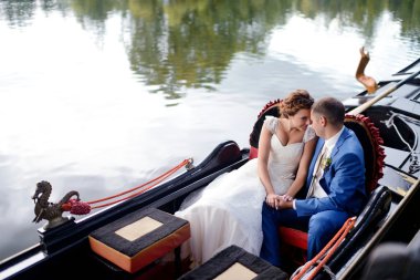 Güzel gelin ve damat gondol üzerinde