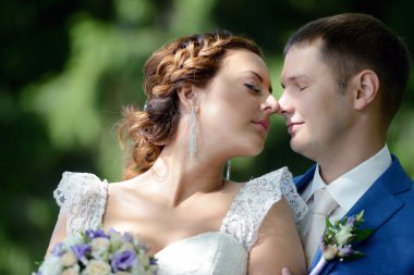 Güzel düğün çifti sarılma