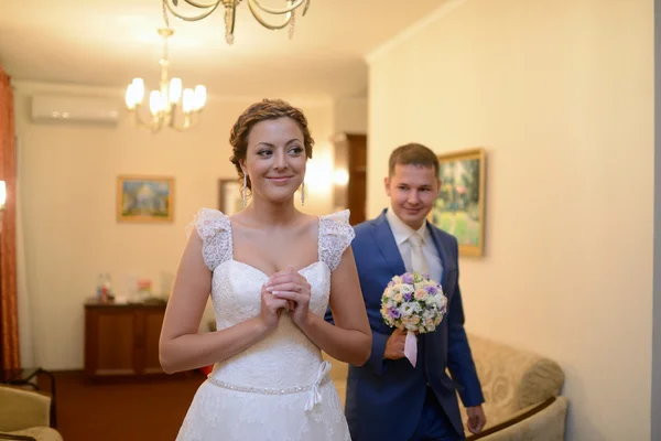 Reunião de casal de casamento de manhã — Fotografia de Stock