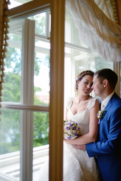 Bonito casamento casal abraçando — Fotografia de Stock