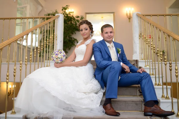 Güzel gelin ve yakışıklı damat — Stok fotoğraf