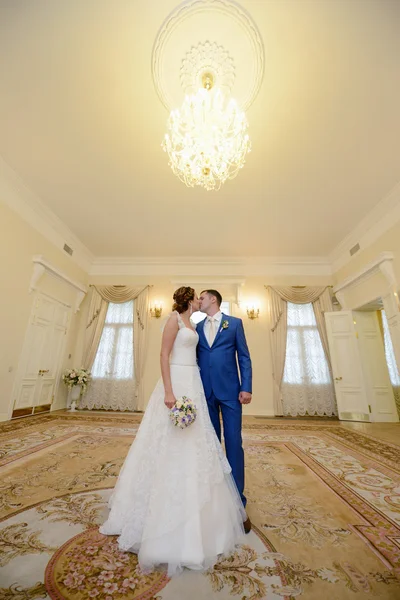 Sposa e sposo registrazione matrimonio — Foto Stock