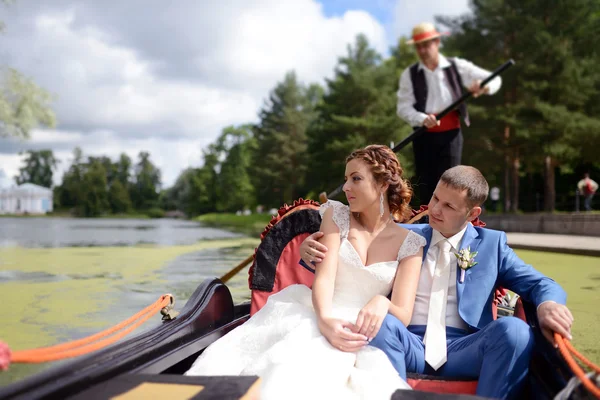 Casamento casal abraçando na gôndola — Fotografia de Stock