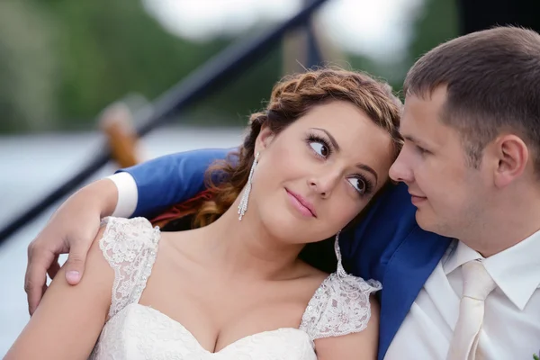 Mooie bruid en bruidegom op de gondel — Stockfoto
