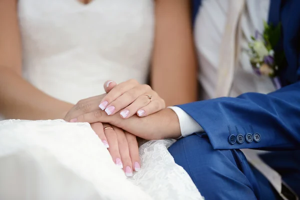 Hochzeitspaar hält Händchen — Stockfoto