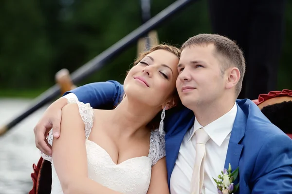 Hermosos novios en góndola —  Fotos de Stock