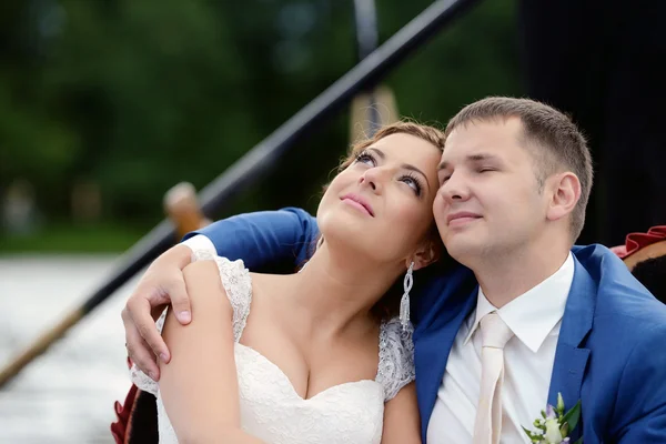 Bela noiva e noivo na gôndola — Fotografia de Stock