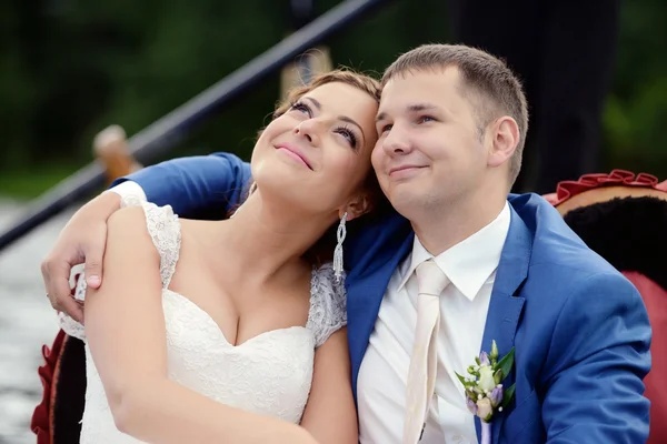 Vackra bruden och brudgummen på gondolen — Stockfoto