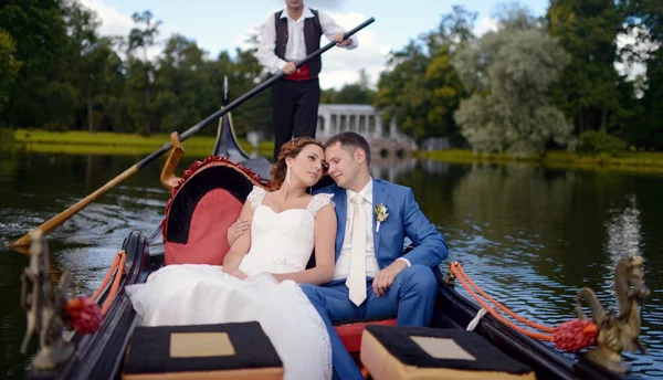 Vackra bruden och brudgummen på gondolen — Stockfoto