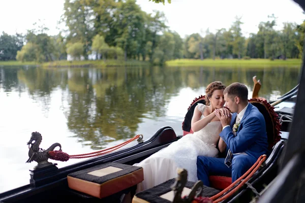 Gyönyörű menyasszony és a vőlegény a gondola — Stock Fotó