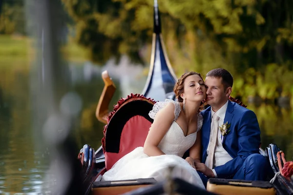 Gyönyörű menyasszony és a vőlegény a gondola — Stock Fotó