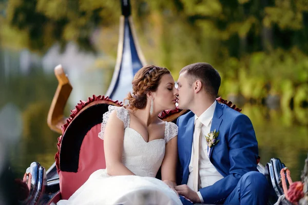Bela noiva e noivo na gôndola — Fotografia de Stock