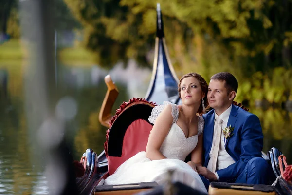 Красива наречена і наречений на гондолі — стокове фото
