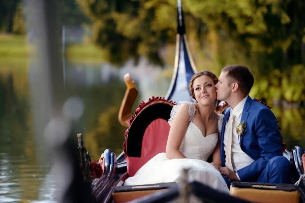 Bella sposa e sposo in gondola — Foto Stock