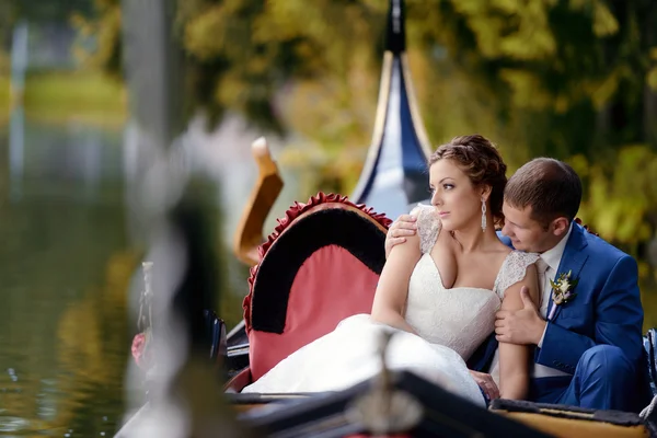 Bella sposa e sposo in gondola — Foto Stock