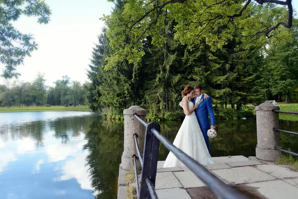 Matrimonio coppia abbracciare vicino lago — Foto Stock