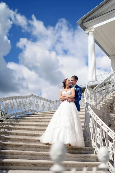 Casamento casal abraçando em escadas — Fotografia de Stock