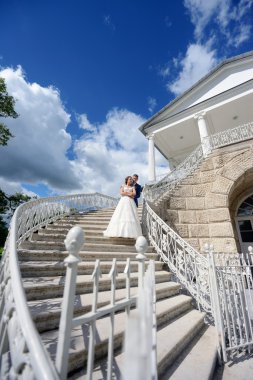 Merdivenlerde sarılma Düğün çifti