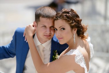 Güzel düğün çifti sarılma