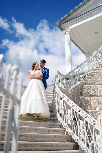 Casamento casal abraçando em escadas — Fotografia de Stock