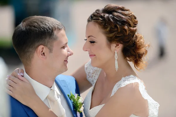 Bonito casamento casal abraçando — Fotografia de Stock