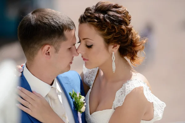 Bonito casamento casal abraçando — Fotografia de Stock